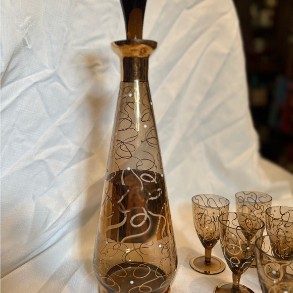 Vintage Elegant Gold Decanter Set with Glasses - Picture 4 of 11